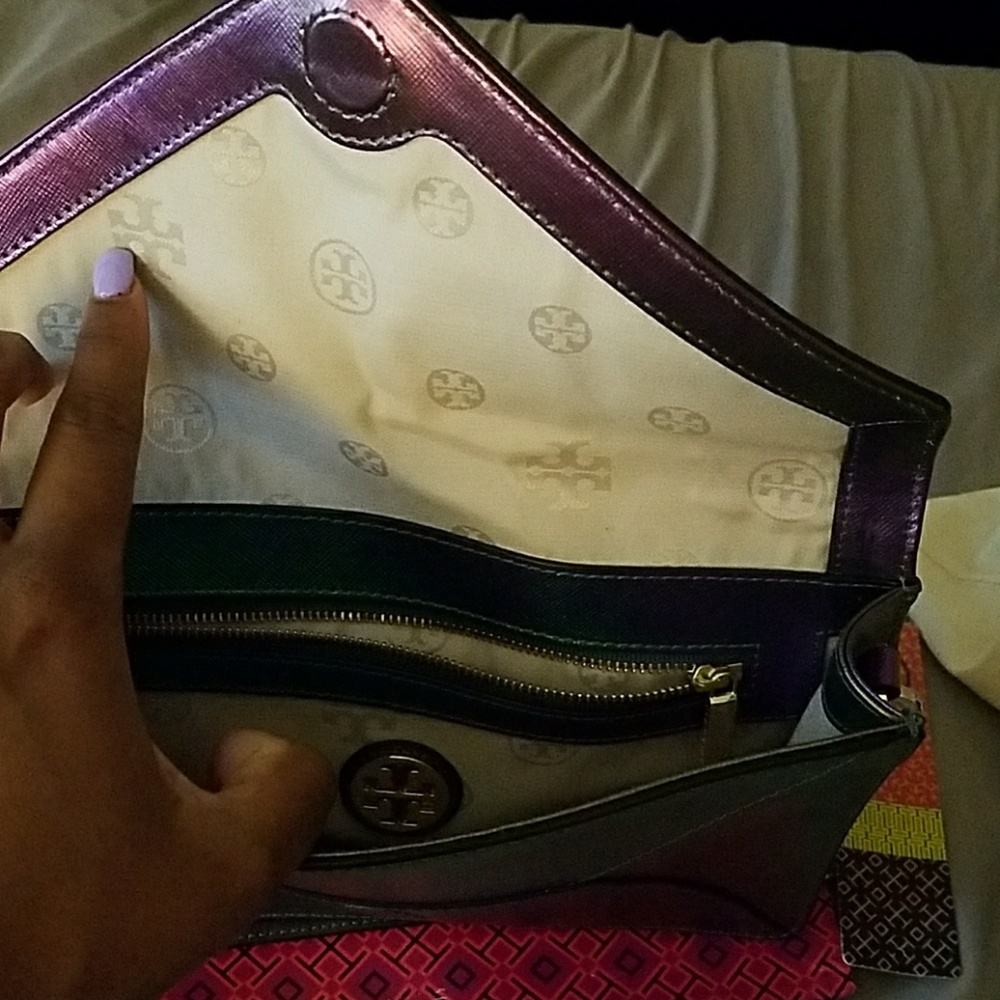 Tory Burch Robinson Ologram Large  clutch - Picture 5 of 8